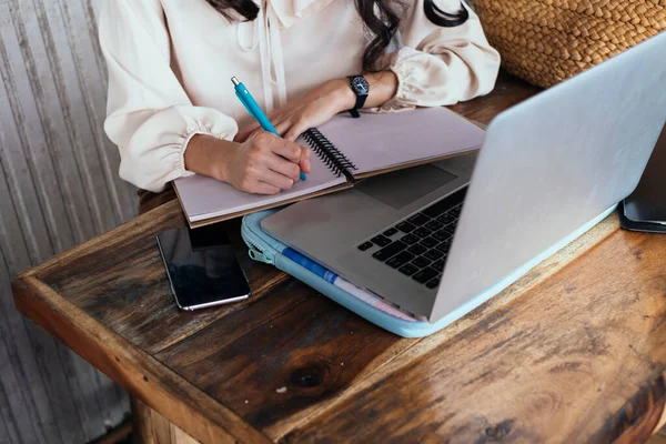 Ofisteki kadın kafede bir kitap yazıyor..