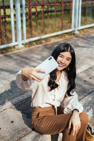 Sorrindo Escritório Mulher Sentada Lado Estrada Fazendo Selfie — Fotografia de Stock