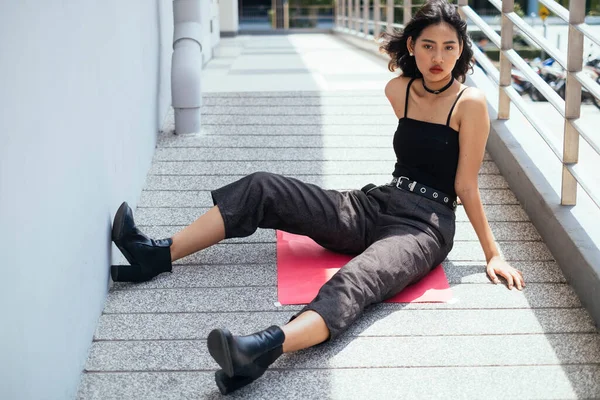 Menina Legal Sentado Papel Vermelho Piso Inclinado — Fotografia de Stock