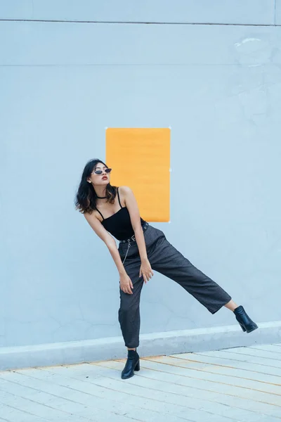 Cooles Mädchen Das Vor Der Blauen Wand Mit Gelben Tapeten — Stockfoto