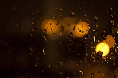 Camdaki su damlacıkları