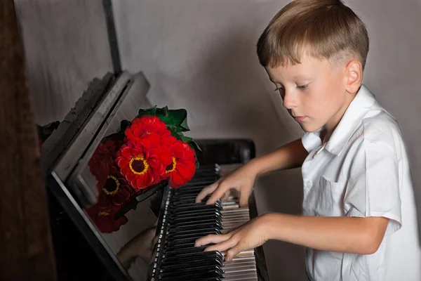 Pianista chico con un ramo de flores —  Fotos de Stock