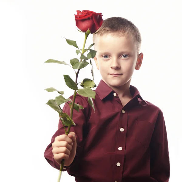 一朵红玫瑰的男孩 — 图库照片