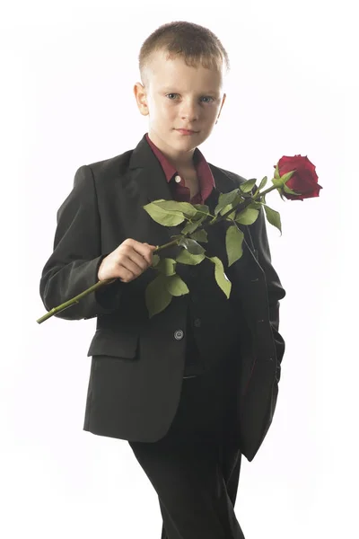 Chlap s rudou růži. Mladý muž rozlišující číslo v tmavé — Stock fotografie