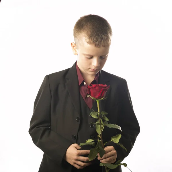 Il tizio con la rosa rossa. Giovane figura distinta in un buio — Foto Stock