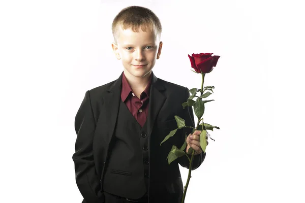 红玫瑰的家伙。在一个黑暗、 气度不凡的年轻人 — 图库照片