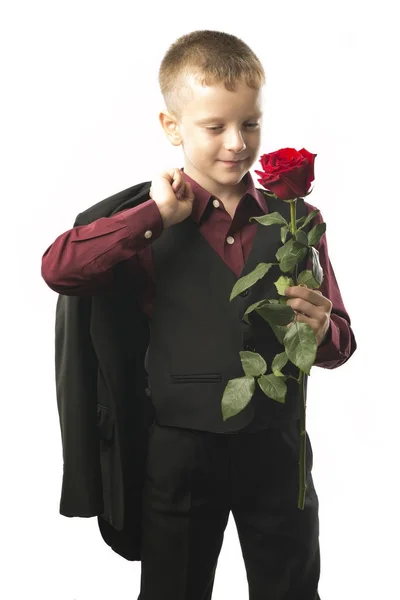 赤いバラを持つ男。若い男は、暗闇の中で著名な人物 — ストック写真