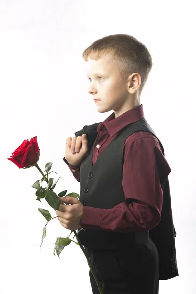 Um tipo com a rosa vermelha. Jovem figura distinta em uma escuridão — Fotografia de Stock