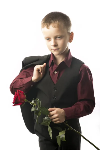 Парень с красной розой. Молодой человек выдающаяся фигура в темноте — стоковое фото