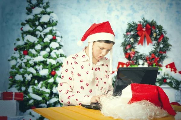 Chica vestida como Santa Claus llega a conocer en Internet . —  Fotos de Stock