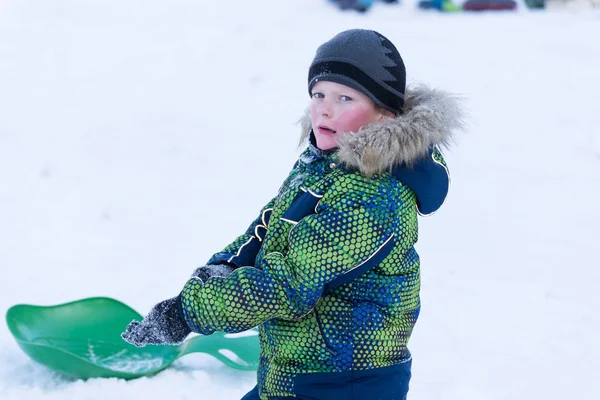 Mann in Winterkleidung fährt auf Schneerutsche. — Stockfoto