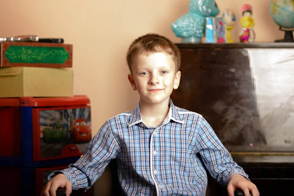 Retrato de un niño expresando un comportamiento emocional diferente —  Fotos de Stock