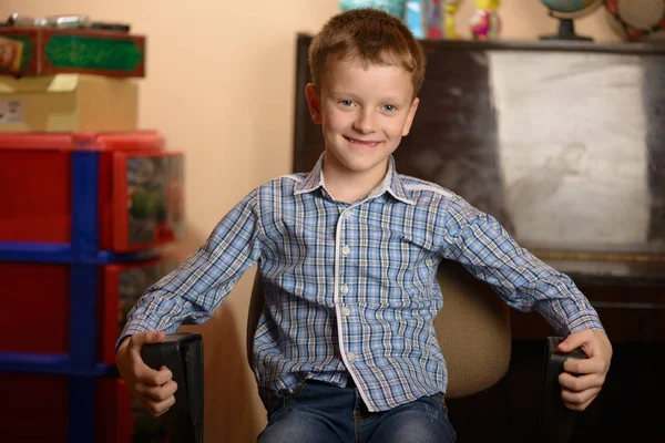 Retrato de un niño expresando un comportamiento emocional diferente —  Fotos de Stock