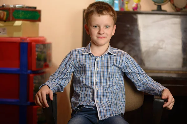 Retrato de un niño expresando un comportamiento emocional diferente —  Fotos de Stock