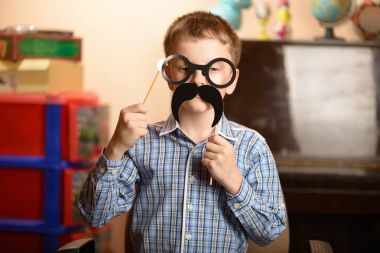 Farklı bir duygusal saplantılık ifade bir çocuk portresi