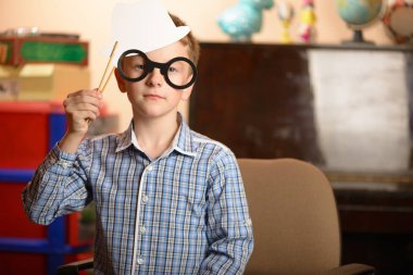 Farklı bir duygusal saplantılık ifade bir çocuk portresi