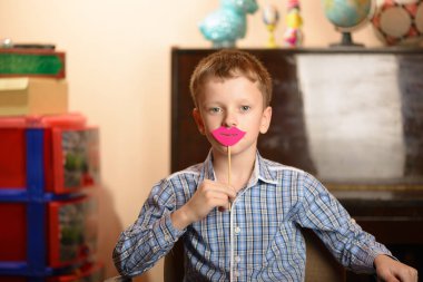 Farklı bir duygusal saplantılık ifade bir çocuk portresi