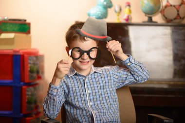 Farklı bir duygusal saplantılık ifade bir çocuk portresi