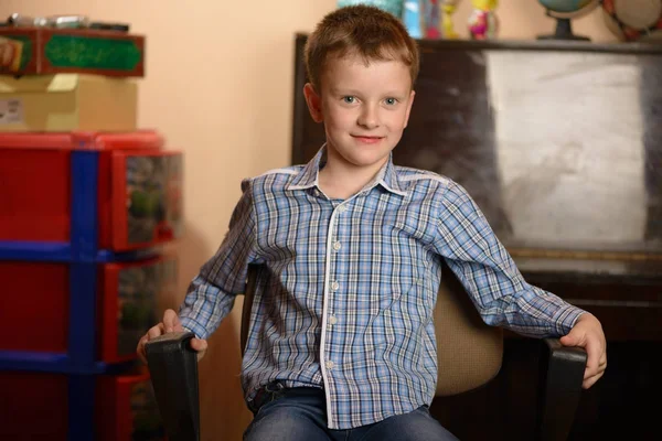 Retrato de un niño expresando un comportamiento emocional diferente —  Fotos de Stock