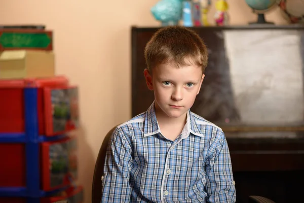 Retrato de un niño expresando un comportamiento emocional diferente — Foto de Stock