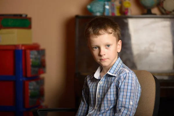Πορτρέτο του ένα παιδί εκφράζει μια διαφορετική συναισθηματική behavio — Φωτογραφία Αρχείου