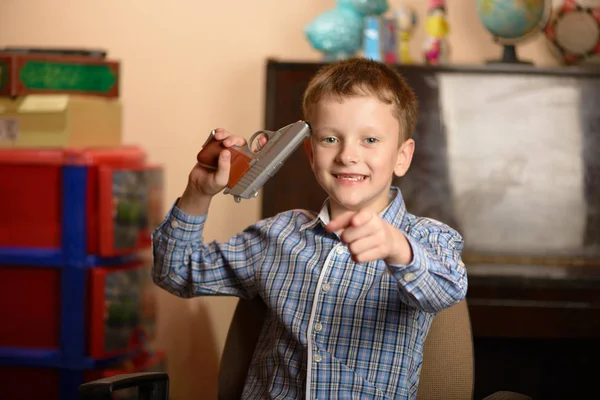 Retrato de un niño expresando un comportamiento emocional diferente — Foto de Stock