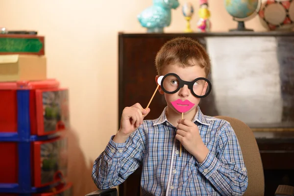 Farklı bir duygusal saplantılık ifade bir çocuk portresi