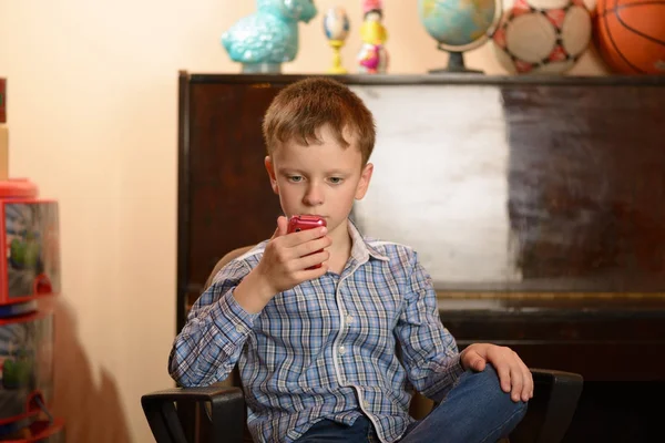 Retrato de un niño expresando un comportamiento emocional diferente — Foto de Stock