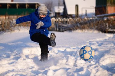Öğrenci çocuk top s kış futbol oynamak başladı