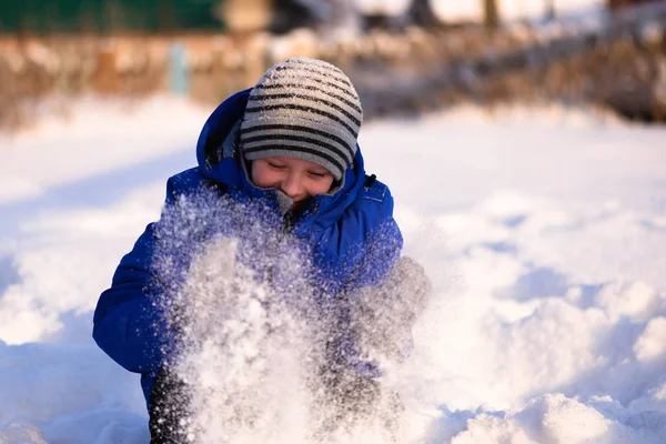 Çocuk bir karlı kış manzara arka plan üzerinde şehir dışında kış giysileri. — Stok fotoğraf