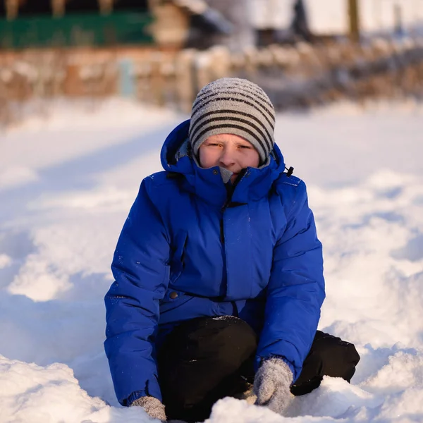 Дитина в зимовому одязі за містом на тлі сніжного зимового пейзажу . — стокове фото