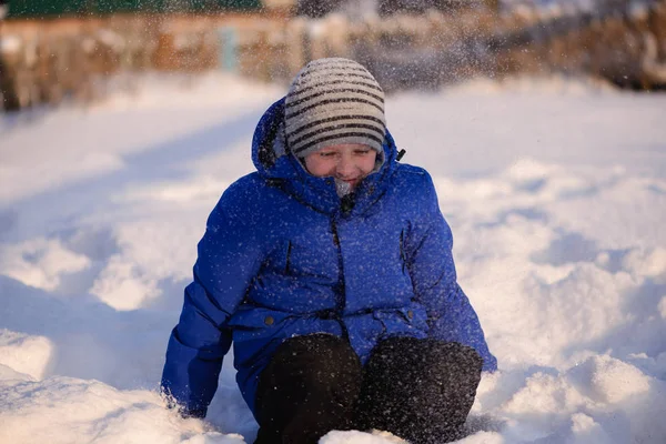 Ребенок в зимней одежде за городом на фоне снежного зимнего пейзажа . — стоковое фото