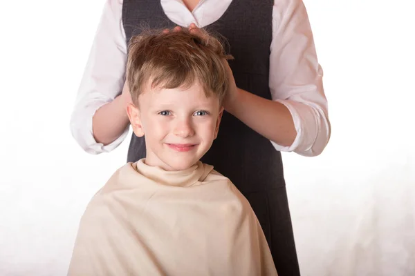 男孩在理发店的招待会上。一个年轻人参观沙龙 — 图库照片