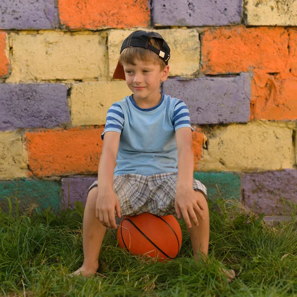 Um cara é um jogador de basquete na quadra para esportes. Summe quente — Fotografia de Stock