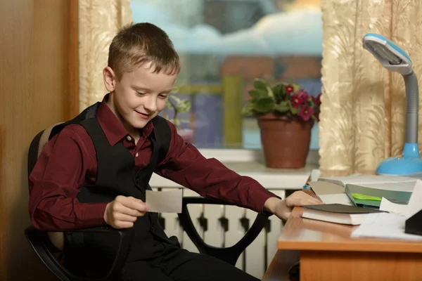 O menino trabalha em seu escritório em um computador pessoal.Com uma vara — Fotografia de Stock