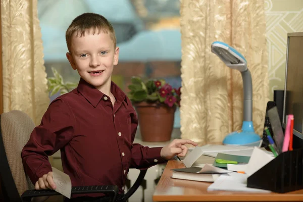 Il ragazzo lavora nel suo ufficio su un personal computer. — Foto Stock