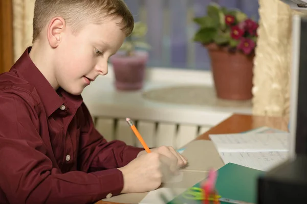 Man Bij Het Kantoor Computertechnologie Gebruikt Hij Schrijft Zijn Gedachten — Stockfoto