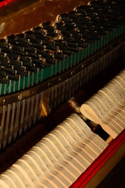 Cordas de piano som afinação musi — Fotografia de Stock