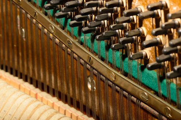 Звук фортепианных струн — стоковое фото