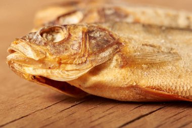 Kurutulmuş balık masanın üzerinde. Bira için snack.