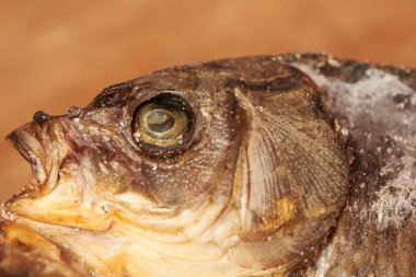 Kurutulmuş balık masanın üzerinde. Bira için snack.