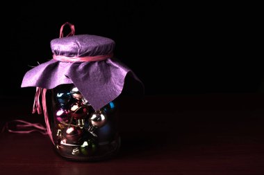 Yeni yıl. Noel ağacı süslemeleri olan şeffaf bir kutu. Rur.