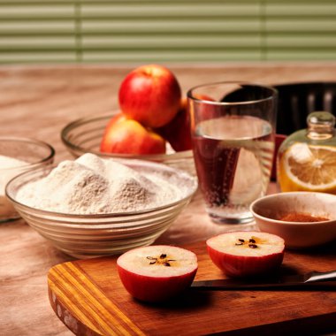 Geleneksel elmalı turta pişirmek için ürünler. Chris için hazırlık