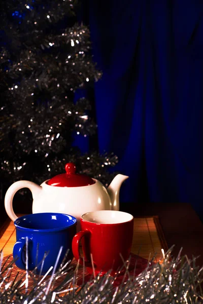 Tarjeta navideña festiva. La composición del té con las esferas para el abeto — Foto de Stock
