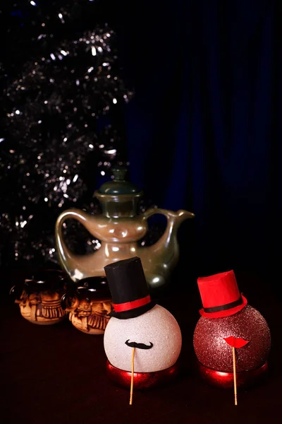 Slavnostní vánoční přání. Složení čaje s kuličkami na jedli — Stock fotografie