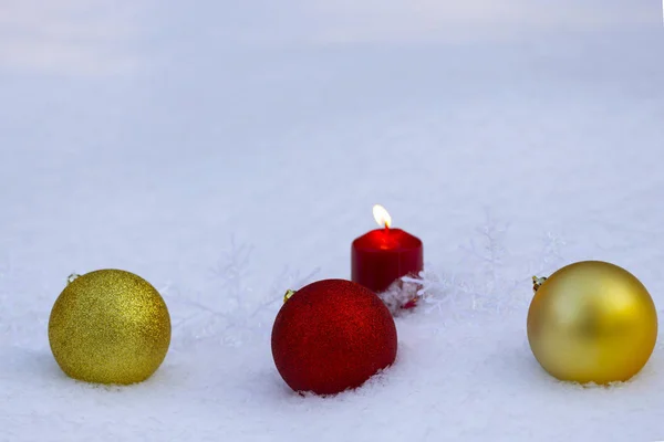 Julkort. Jul stilleben i en snöig skog. De blanka bollarna. Solen på en snödriva. — Stockfoto