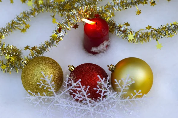 Χριστουγεννιάτικη κάρτα. Χριστούγεννα νεκρές σε χιονισμένο δάσος. Τα λαμπερά μπαλάκια. Ο ήλιος σε μια χιονοστιβάδα. — Φωτογραφία Αρχείου