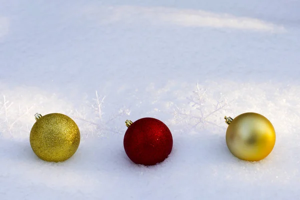Julkort. Jul stilleben i en snöig skog. De blanka bollarna. Solen på en snödriva. — Stockfoto