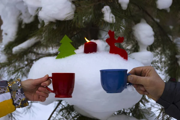 Neujahrsstimmung. Winterkarte mit Kerze. Schnee-Stillleben mit Tassen. — Stockfoto