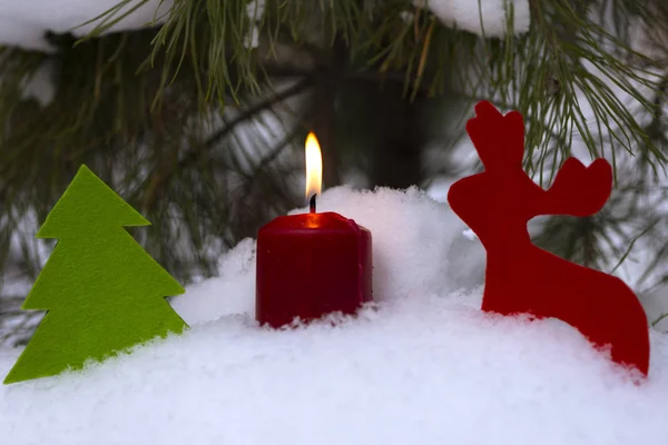 Humor de Ano Novo. Cartão de inverno com uma vela. Neve ainda vida com canecas . — Fotografia de Stock